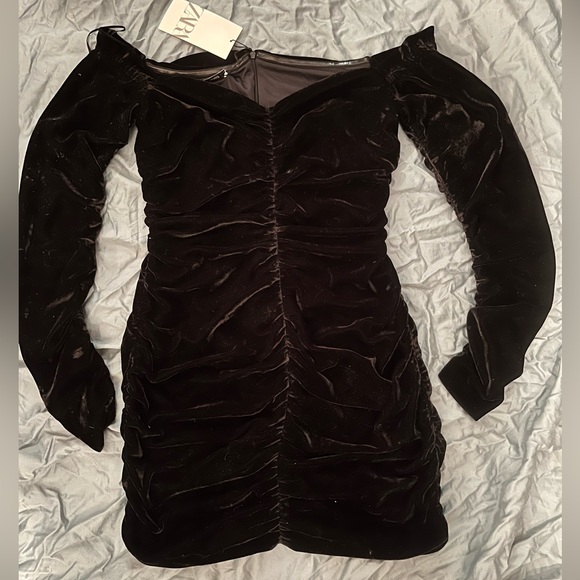 Zara ruched black velvet off-the-shoulder mini dress - Picture 4 of 5